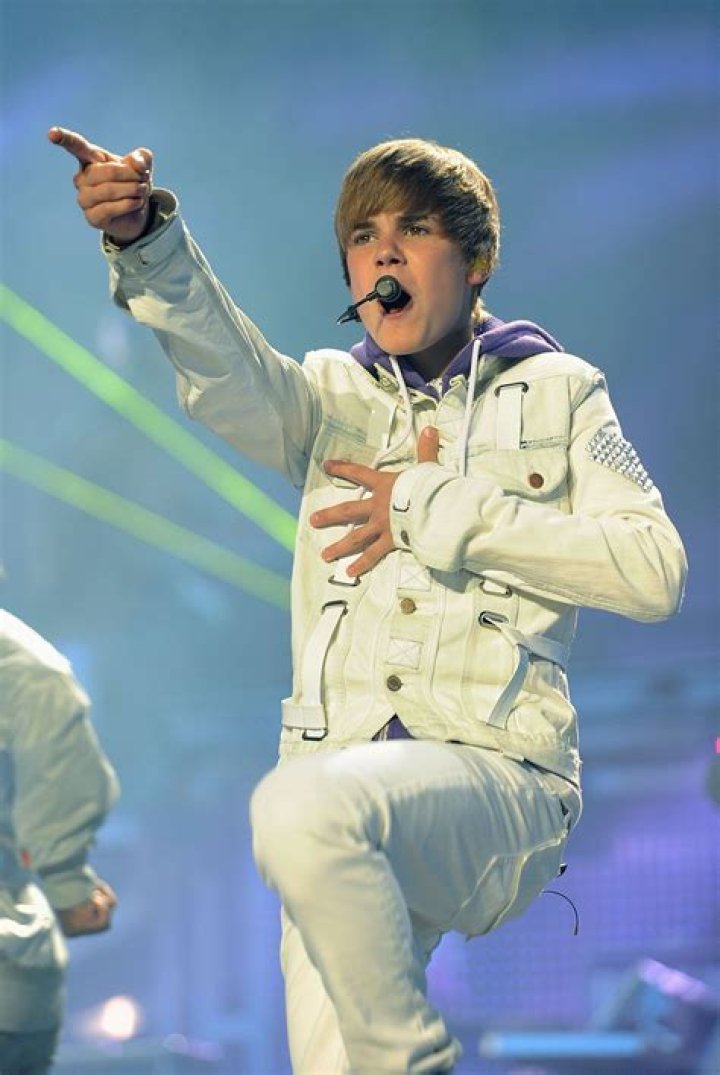 Did Justin Bieber perform at the VMAs?